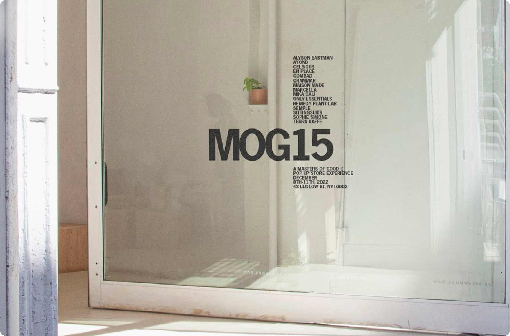 Terra Kaffe | Open glass door with "MOG15" printed on the window