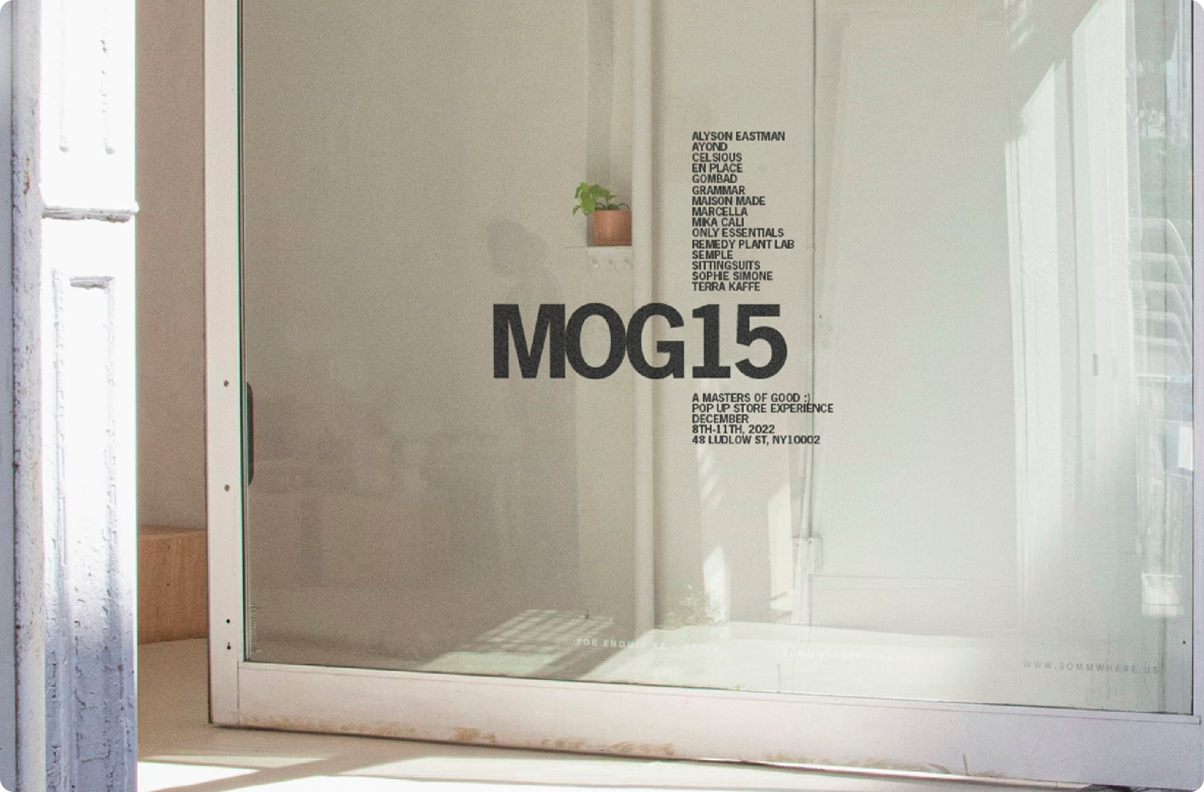 Terra Kaffe | Open glass door with "MOG15" printed on the window